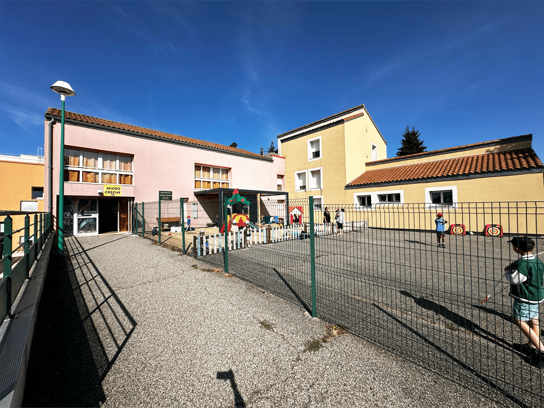 Extérieur crèche Les Péquélous 2 Extérieur crèche Les Péquélous 2